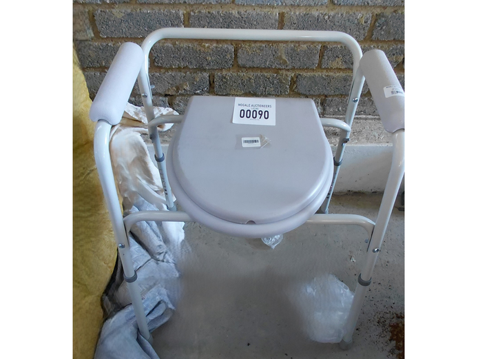 ADJUSTABLE TOILET SEAT WITH HANDLES