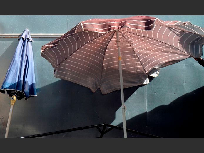 LOT: 2 x BEACH UMBRELLAS