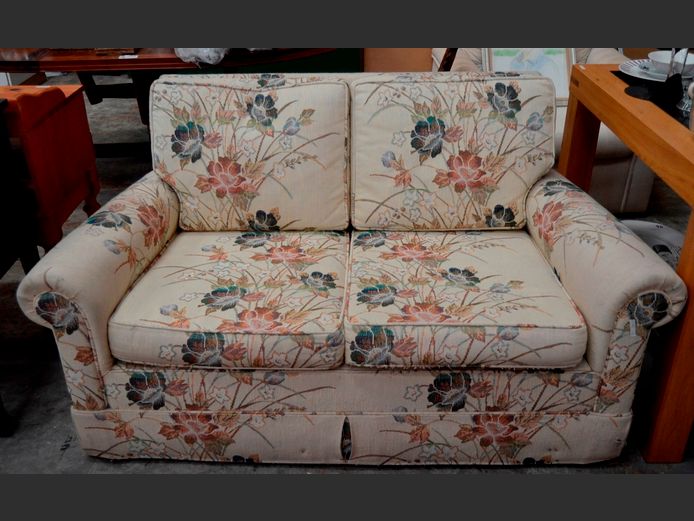 SANDERSON LINEN FLORAL UPHOLSTERED 2-SEATER COUCH, 150 x 90cm