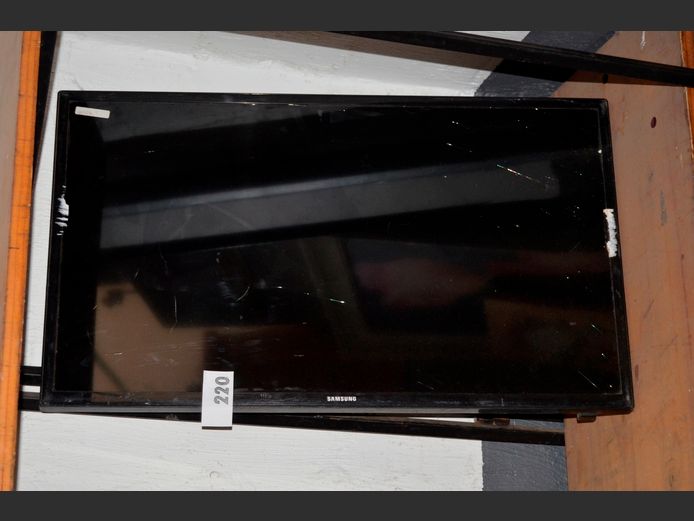 SAMSUNG 32" LED TV [Switches on, untested further, screen cracked] [#: CP607076MS] ### LICENCE PLEASE ###