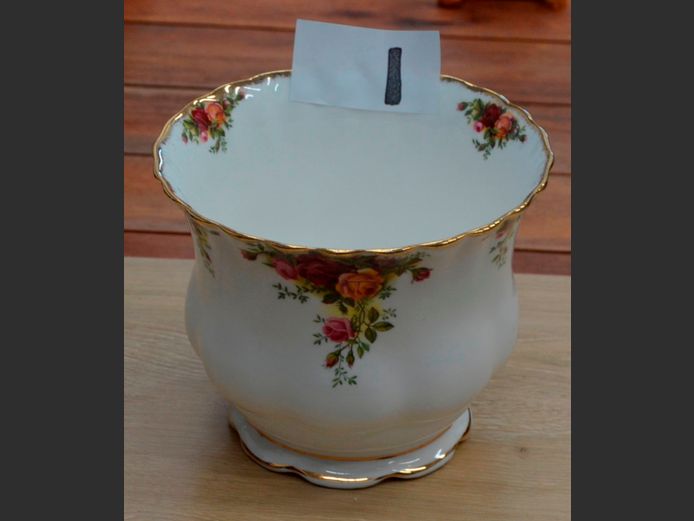 ROYAL ALBERT "OLD COUNTRY ROSES" PLANT HOLDER, 17cm Diameter x 14cm High