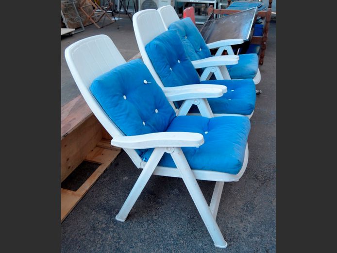 SET OF 3 WHITE PLASTIC FOLDING PATIO CHAIRS WITH CUSHIONS