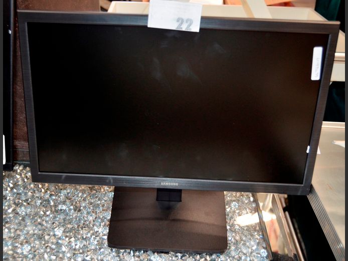 SAMSUNG 19" MONITOR [Switches on, lines on screen]