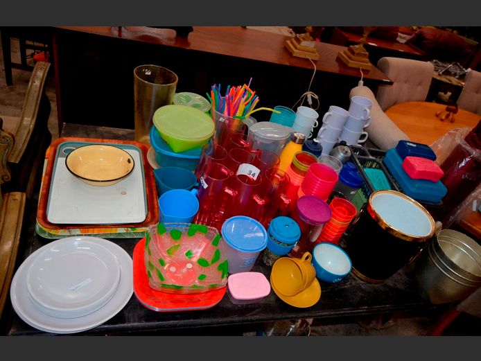 PLASTIC STORAGE CONTAINERS, TRAYS, CHOPPING BOARD, etc