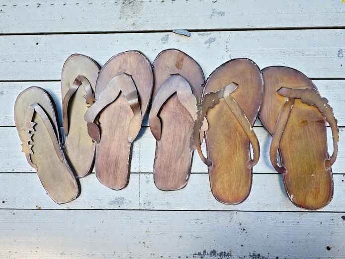 Metal Tin "Flip-Flop" Wall Decor