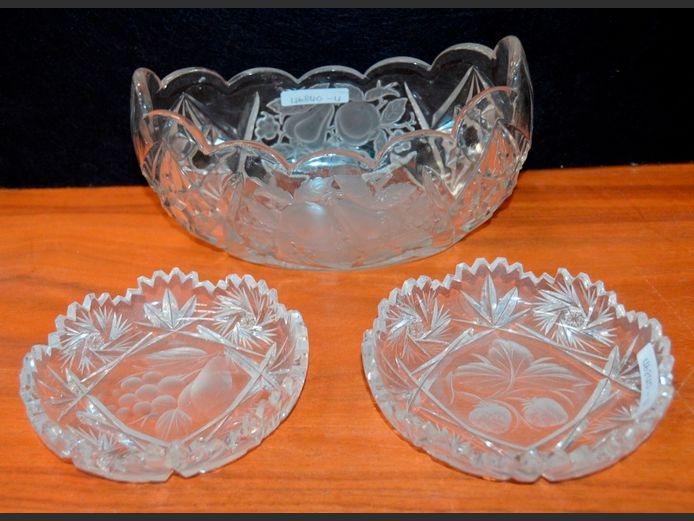 CRYSTAL: BOWL & PAIR ASHTRAYS, 24 x 14 x 12.5cm & 14.5cm Diameter (2)