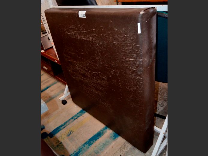 BROWN LEATHER TOUCH DOGGIE BED [Worn]
