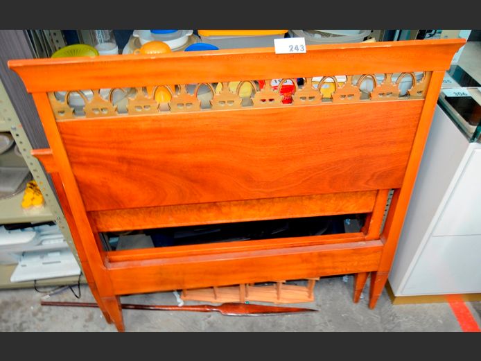 WALNUT & MAHOGANY SINGLE HEAD- & FOOTBOARD