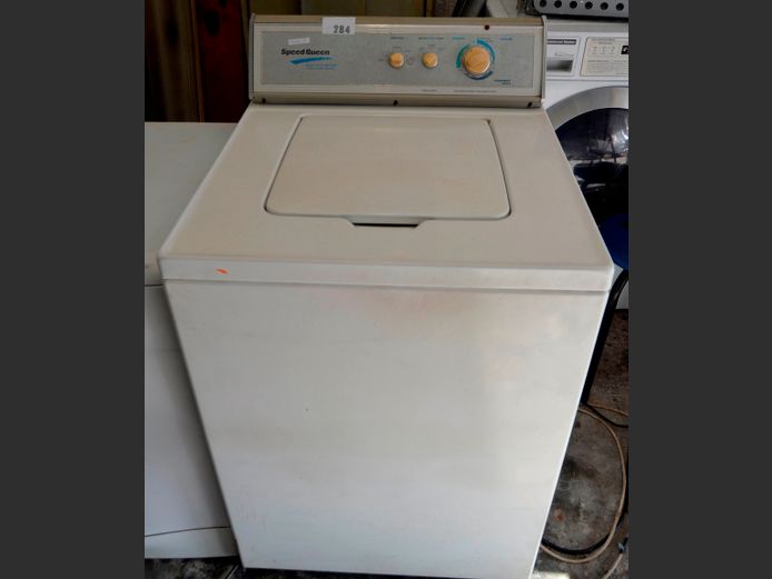 SPEED QUEEN HEAVY DUTY TOP LOADING WASHING MACHINE [Switches on]