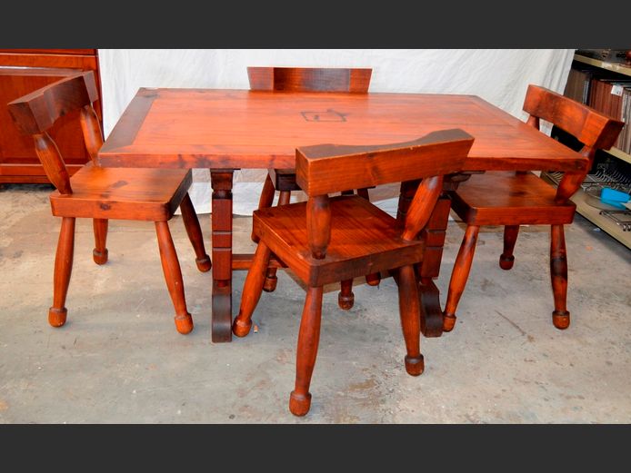 PINE DINING TABLE WITH 4 MATCHING CHAIRS, 137 x 84 x 71cm