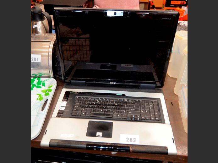 ACER ASPIRE 9810 LAPTOP WITH BAG [Switches on, lines on screen]