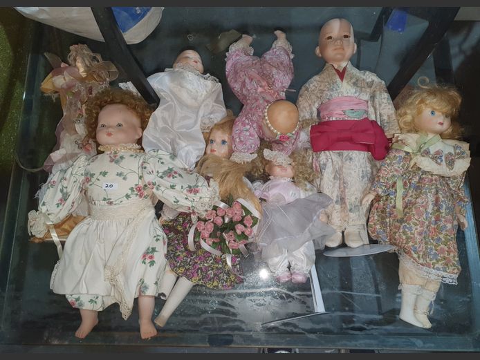 LOT: 8 x PORCELAIN DOLLS