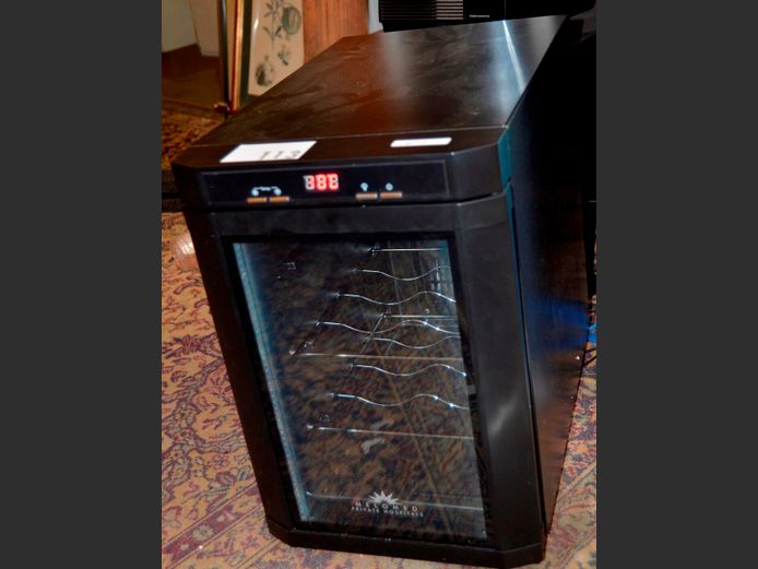 BLACK WINE COOLER, 55 x 28 x 43cm [Getting cold]