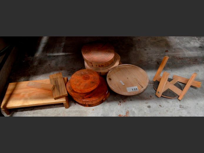 LOT: CHEESE BOARDS & A WOODEN CAKE STAND