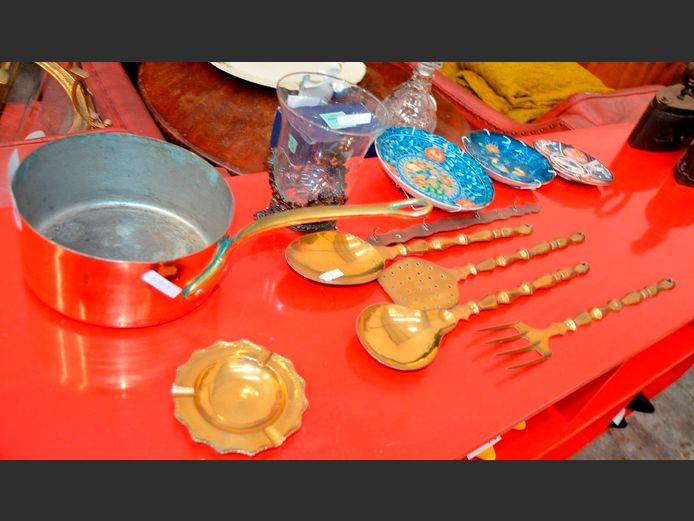COPPER POT, DECORATIVE BRASS OVERSIZED SPOONS, CERAMIC WALL PLATES, VASE, etc