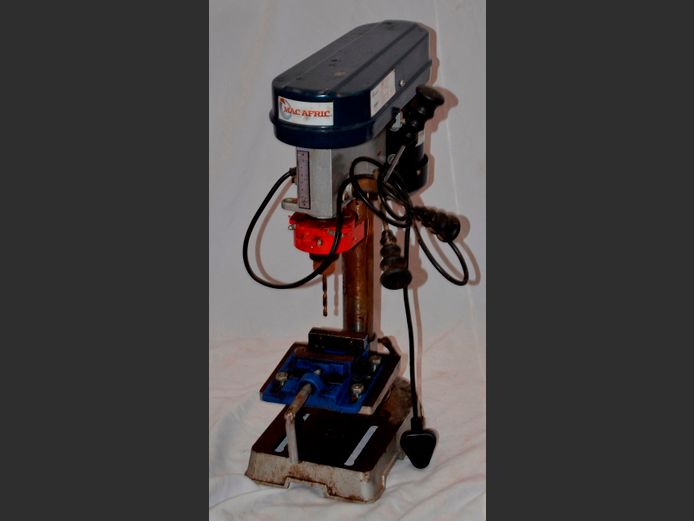 MACAFRIC 5-SPEED BENCH TOP DRILL PRESS [Switches on, untested further]