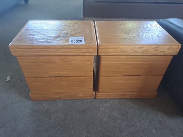 LOT OF 2 WOODEN PEDESTALS 