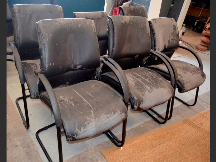 SET OF 6 BLACK SLEIGH BASE VISITOR'S CHAIRS [Peeling]