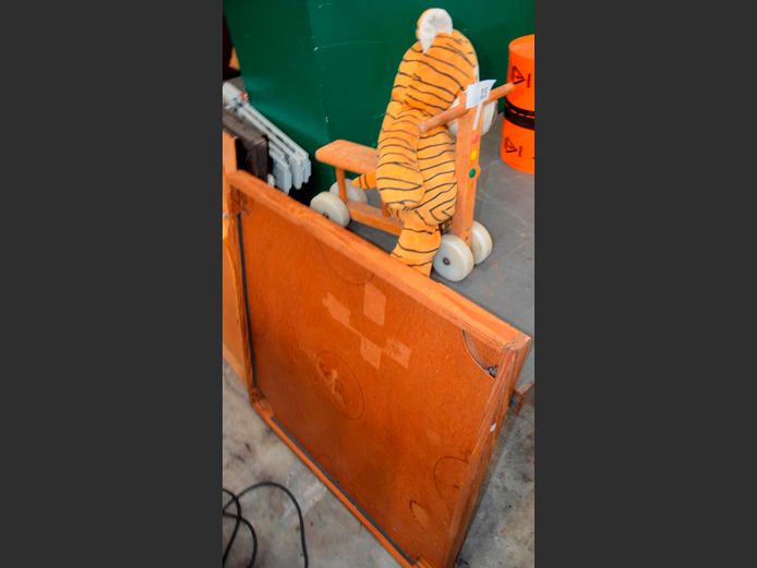TIGER SOFT TOY, WOODEN TOY PUSH SCOOTER & A FINGERBOARD [154,165]