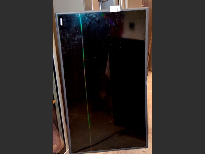 SAMSUNG 49" CURVE TV [Switches on, Screen cracked] ### LICENCE PLEASE ###