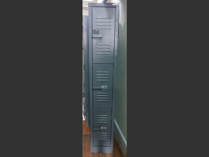 GREY METAL 3-DOOR STAFF LOCKER, 45 x 30 x 180cm