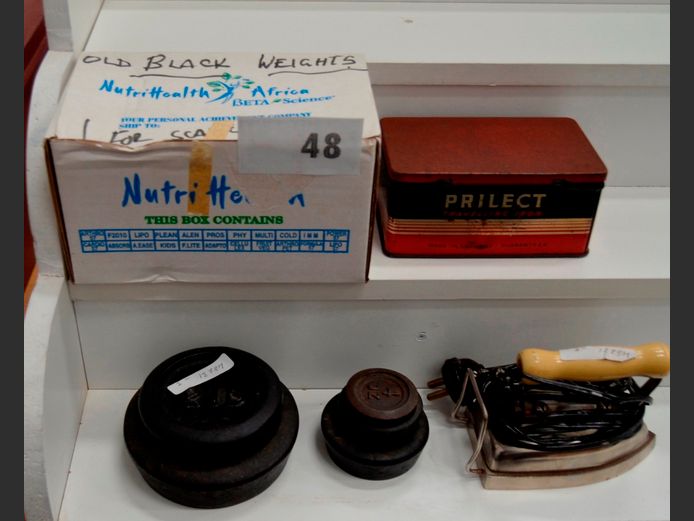 LOT: VINTAGE SCALE WEIGHTS & A VINTAGE TRAVEL IRON [Switches on, untested further]