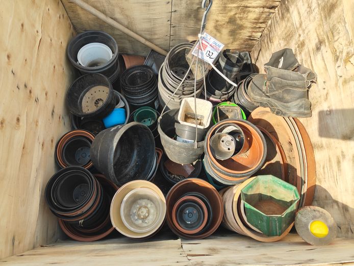 LOT VARIOUS PLASTIC PLANTER POTS
