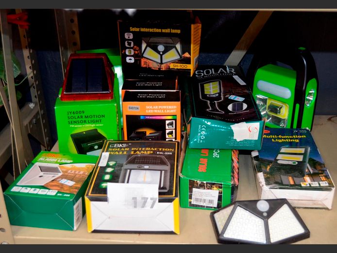 LOT: SOLAR MOTION SENSOR LIGHTS [Untested]