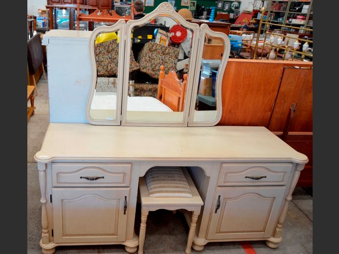 WHITE DRESSING TABLE WITH WINGBACK MIRRORS & STOOL, 173 x 53 x 76cm [Mirrors loose]