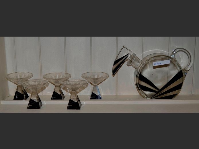 ART DECO CLEAR & BLACK GLASS DECANTER WITH STOPPER & 5 MATCHING GLASSES