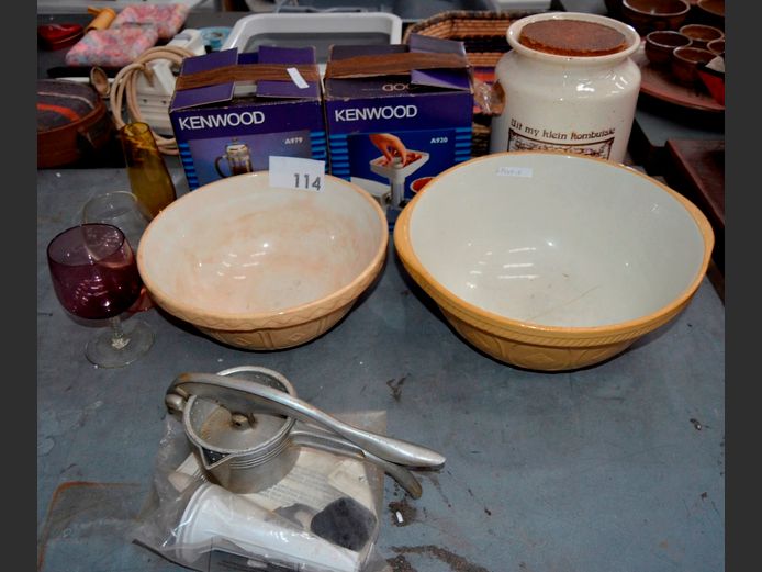 LOT: 2 x VINTAGE CERAMIC MIXING BOWLS, CERAMIC JAR, etc