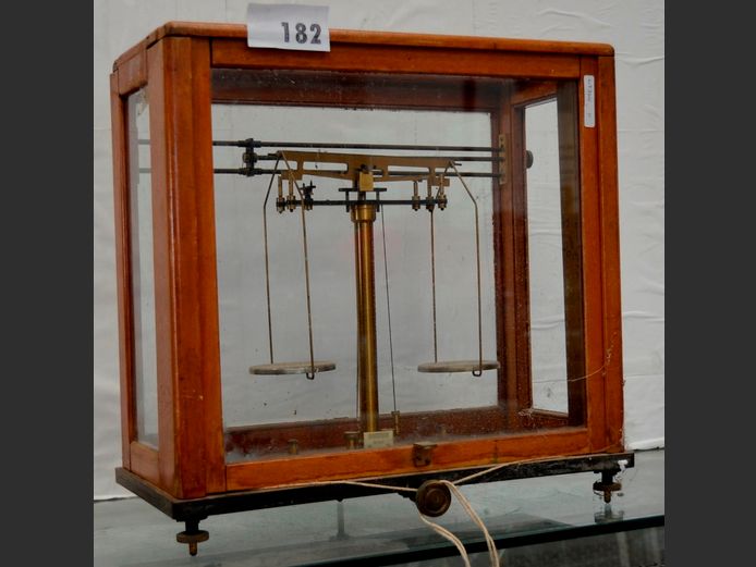 BRASS LABORATORY SCALE IN GLASS & WOOD DISPLAY CASE, 42 x 20 x 42cm