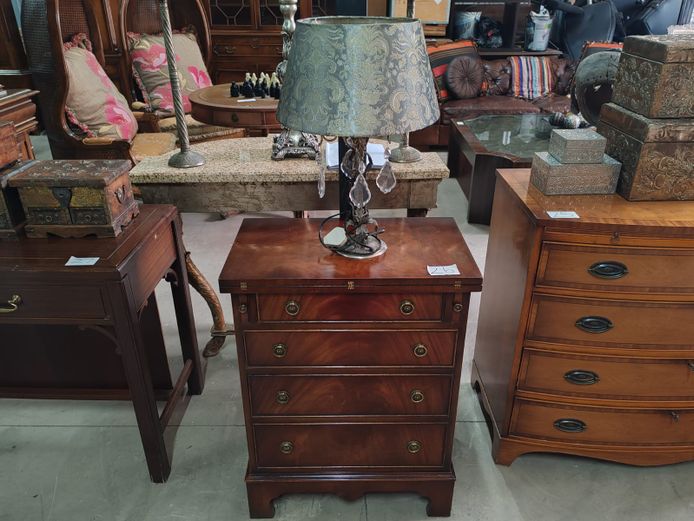 4-Drawer Chest with Lamp (STC)