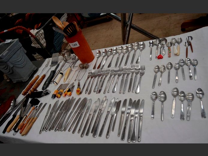 LARGE LOT: CUTLERY & KITCHEN UTENSILS