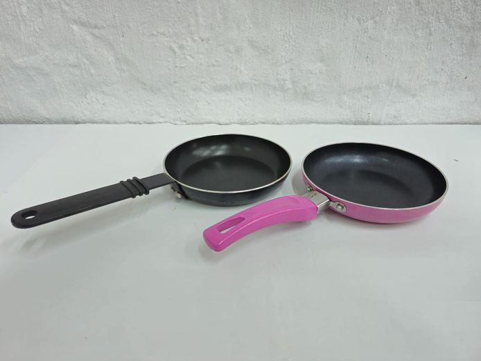 Set of 2 Small Non-Stick Egg Frying Pans – Pink and Black