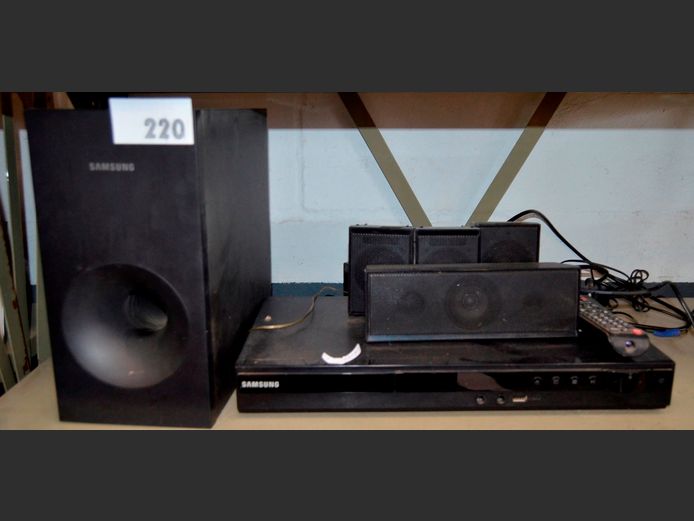 SAMSUNG HOME THEATRE SYSTEM: DVD PLAYER, SPEAKERS, SUBWOOFER & REMOTE [Switches on, untested further]