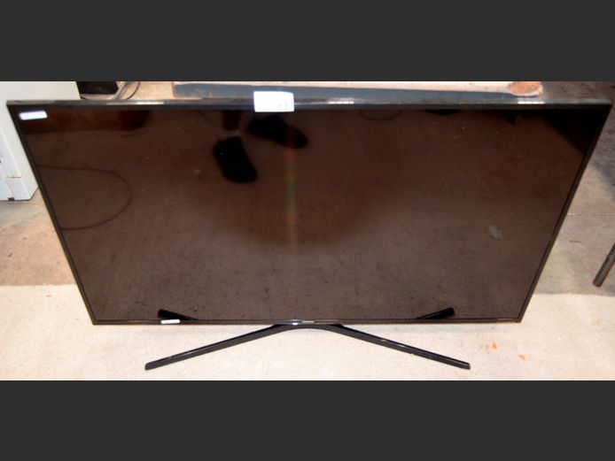 SAMSUNG 50" L.E.D. TV [Switches on, untested further, screen cracked] ### LICENCE PLEASE ### [#: 426735363]