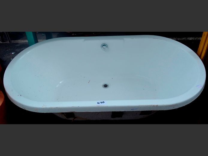 WHITE GLASS FIBRE OVAL BATH, 170 x 88cm