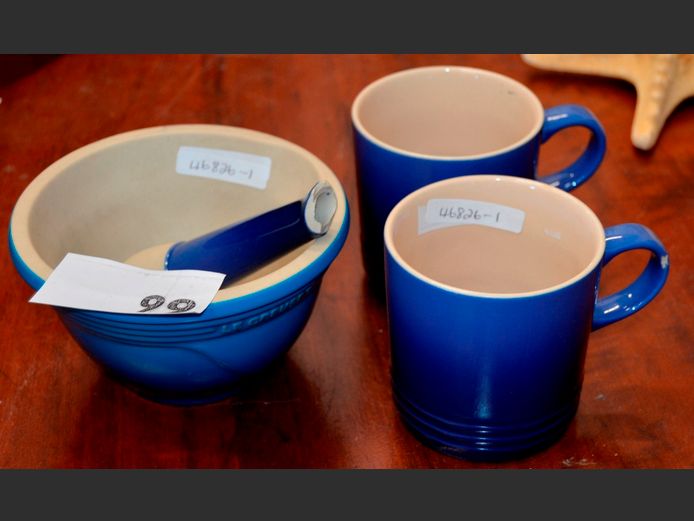 LE CREUSET: PAIR BLUE MUGS & MORTAR & PESTLE [Pestle damaged]