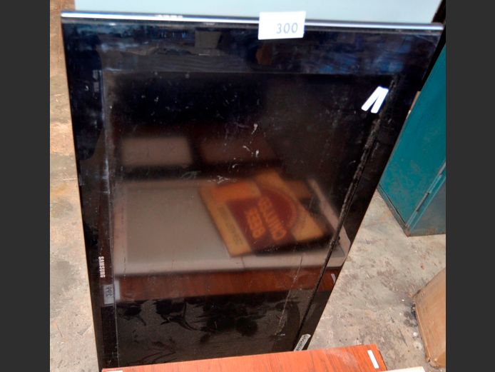 SAMSUNG 40" LCD TV [Switches on, untested further, lines on screen] [#: 414403148] ### LICENCE PLEASE ###