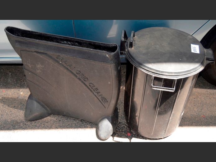 ADDIS BLACK DUSTBIN & A BRAAI GRID CLEANER