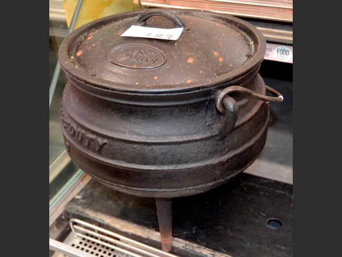 BEST DUTY NO. 3 CAST IRON POTJIE POT