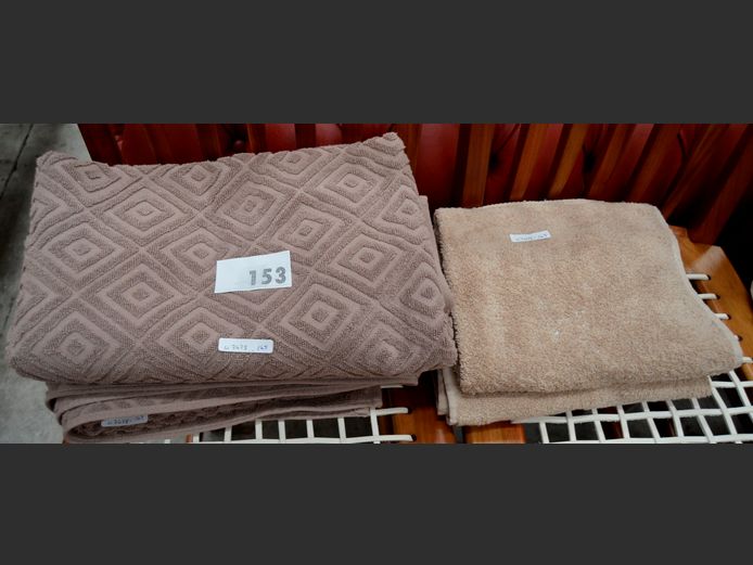 LOT: BROWN BATH TOWELS, HAND TOWELS, etc