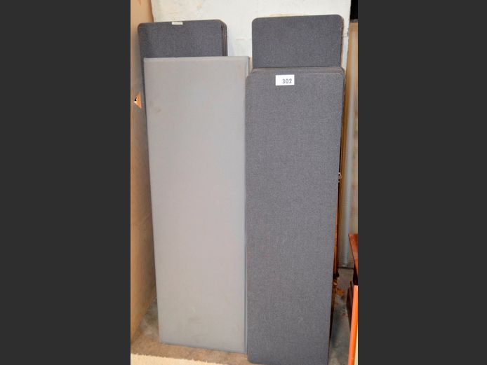 LOT: GREY CLUSTER DESK PARTITIONING