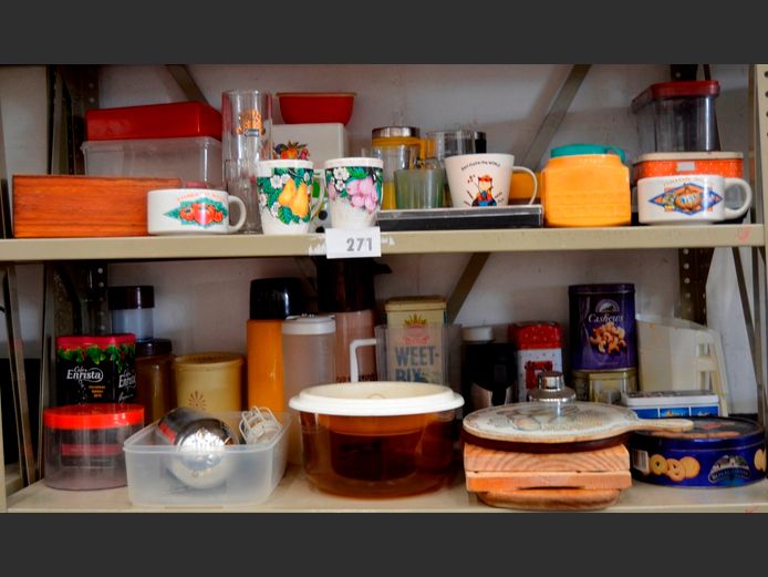 LOT ON 2 SHELVES: MUGS, CHOPPING BOARDS, FLASKS, COLLECTABLE TINS, etc