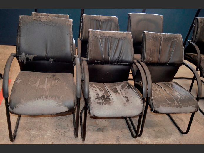 SET OF 6 BLACK SLEIGH BASE VISITOR'S CHAIRS [Peeling]