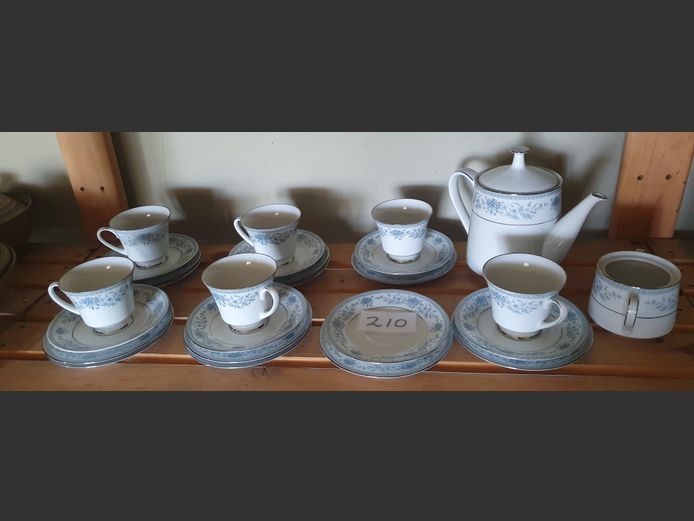NORITAKE BLUE & WHITE 29-PIECE PART TEA SET [Crack to lid of teapot] 