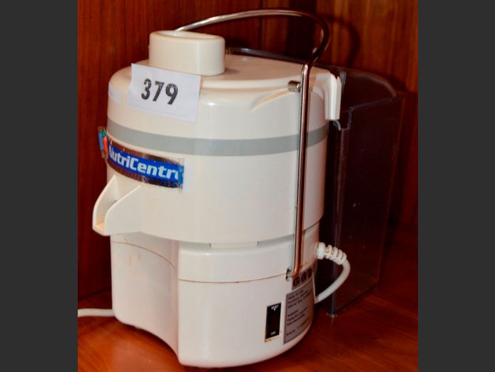 NUTRI CENTRE JUICER [Switches on]