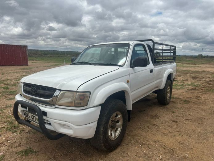 2004 Toyota Hilux + Rails