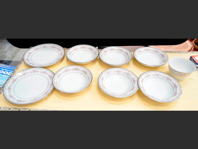 NORITAKE: SIDE PLATES, SAUCERS & TEA CUP [9 Pieces]